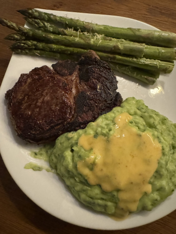 Rezept: Rindersteak mit grünem Spargel und Erbsen-Kartoffel-Stampf