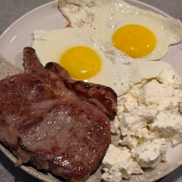 Rezept: Rindersteak mit Spiegelei und Hüttenkäse
