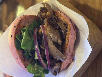 Rezept: Rinderstreifen-Burger mit Feldsalat