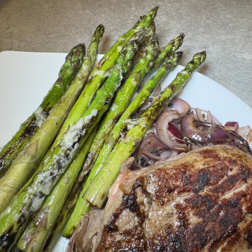 Rezept: Rindersteak mit grünem Spargel und Zwiebeln