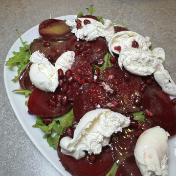 Rezept: Rote-Bete-Carpaccio mit Burrata und Granatapfel
