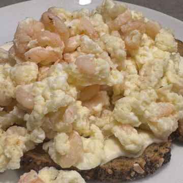 Rezept: Rührei mit Eismeergarnelen auf Vollkornbrot
