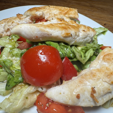Rezept: Hähncheninnenfilet auf Tomaten-Salat