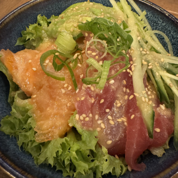 Rezept: Lachs- und Thunfisch-Sashimi-Salat mit Sesam-Dressing