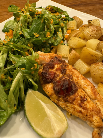 Rezept: Scharfes Hähnchen mit Kartoffelwürfeln und Feldsalat