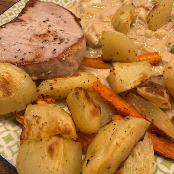 Rezept: Schweinerückensteak mit Ofenkartoffeln und Lauch-Senf-Soße