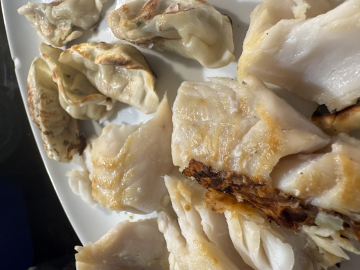Rezept: Seelachs mit Gyozas aus der Pfanne