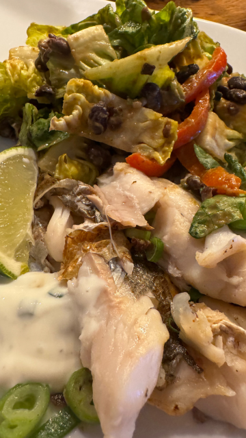 Rezept: Seelachs mit Schwarze-Bohnen-Salsa, Limette und Joghurt-Dip