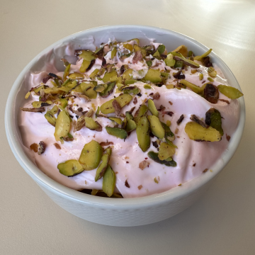 Rezept: Skyr mit Erdbeeren und Pistazien