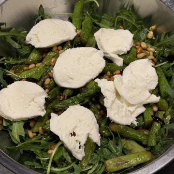 Rezept: Grüner Spargel-Rucola-Salat mit Mozzarella