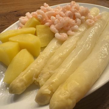 Rezept: Weißer Spargel mit Salzkartoffeln und Nordseekrabben