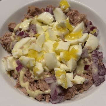 Rezept: Thunfisch-Eiersalat mit roter Zwiebel