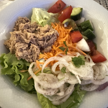 Rezept: Thunfisch-Salat mit Gurke, Tomate und Zwiebel