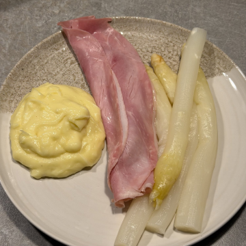 Rezept: Weißer Spargel mit Kochschinken und leichter Sauce