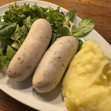 Rezept: Weißwurst mit Kartoffelstampf und grünem Salat