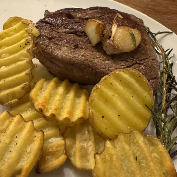 Rezept: Rindersteak mit Ofen-Kartoffelscheiben und Knoblauch-Rosmarin