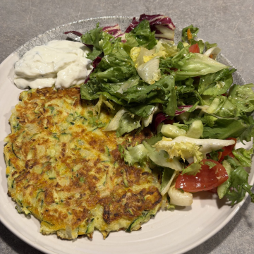 Rezept: Zucchini-Puffer mit Joghurt-Dip und gemischtem Salat
