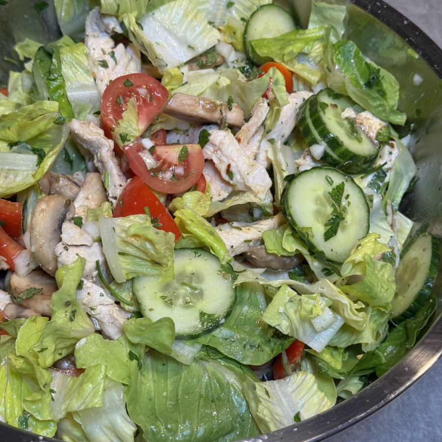 Hähnchen-Salat mit Feta und Kichererbsen