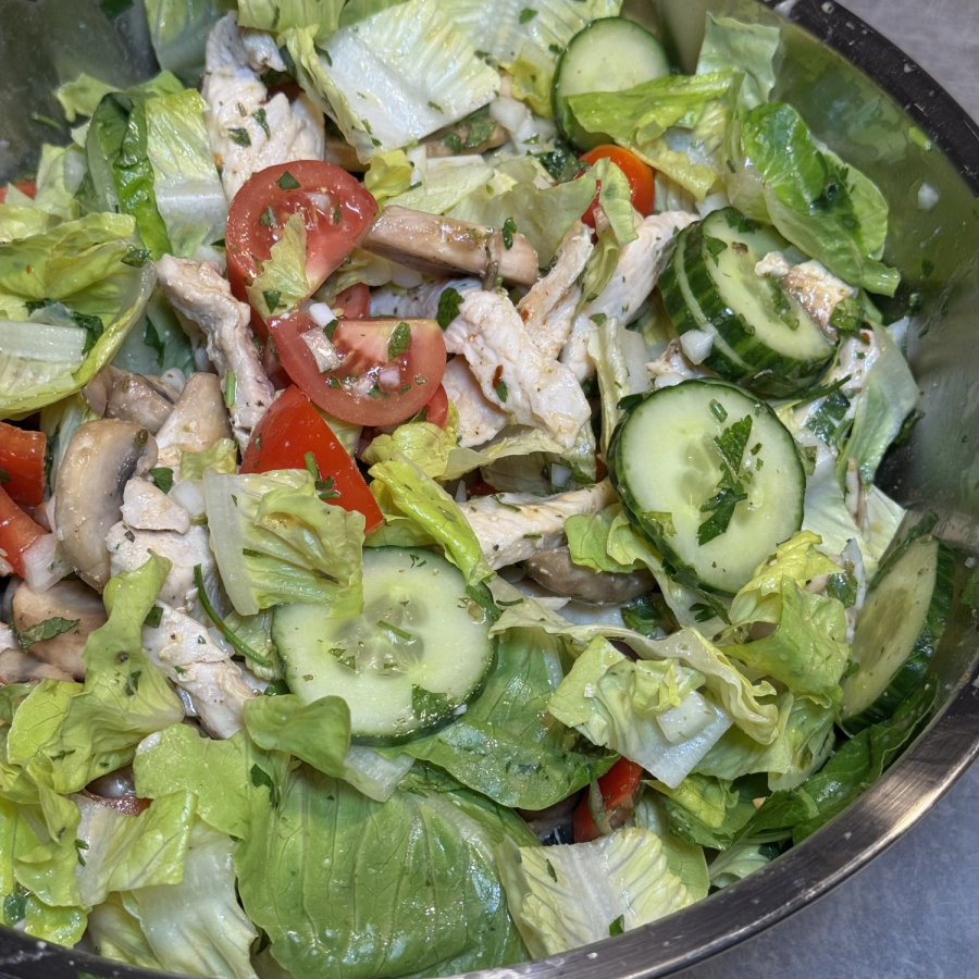 Hähnchen-Salat mit Tomate, Gurke und Champignons