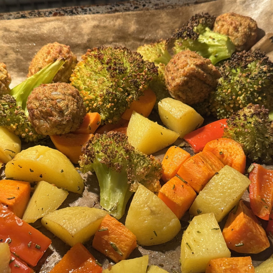 Ofengemüse mit Putenhackbällchen und Kräuterquark