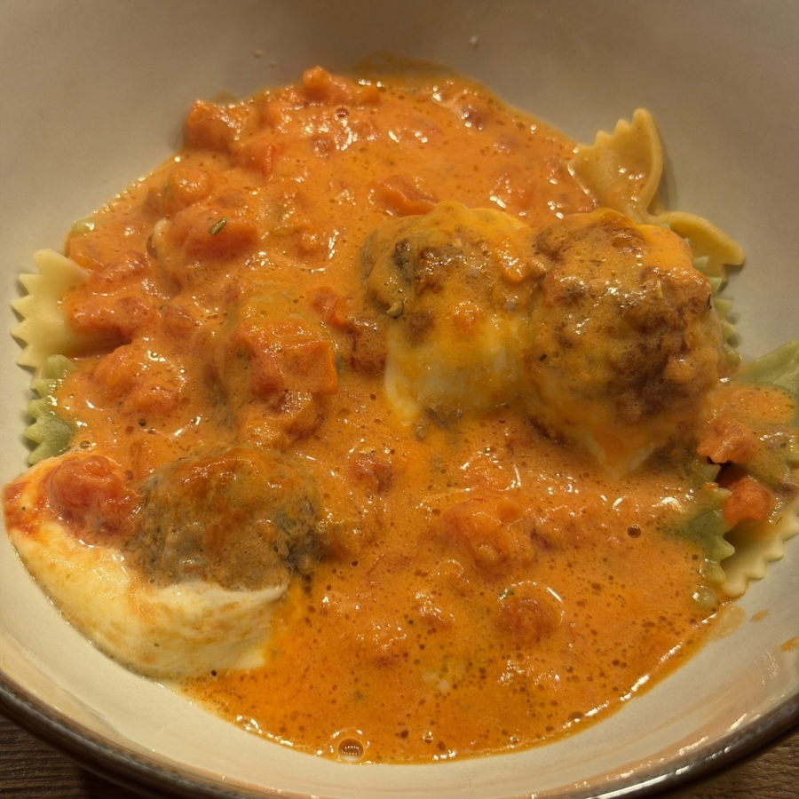 Pasta mit Puten-Hackbällchen in cremiger Tomatensauce