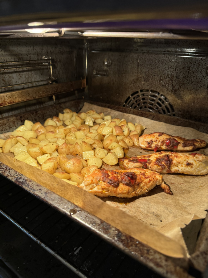 Scharfes Hähnchen mit Kartoffelwürfeln und Feldsalat
