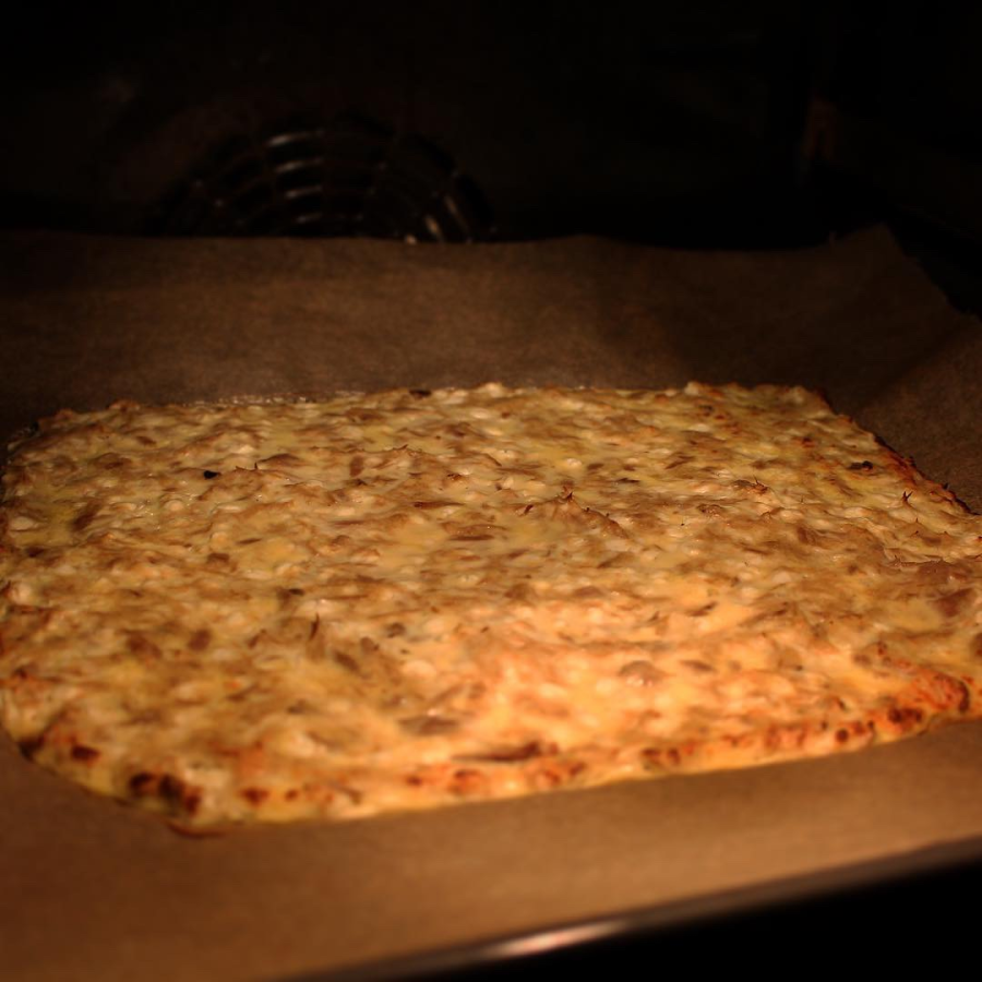Thunfisch-Pizza mit Champignons und Kochschinken
