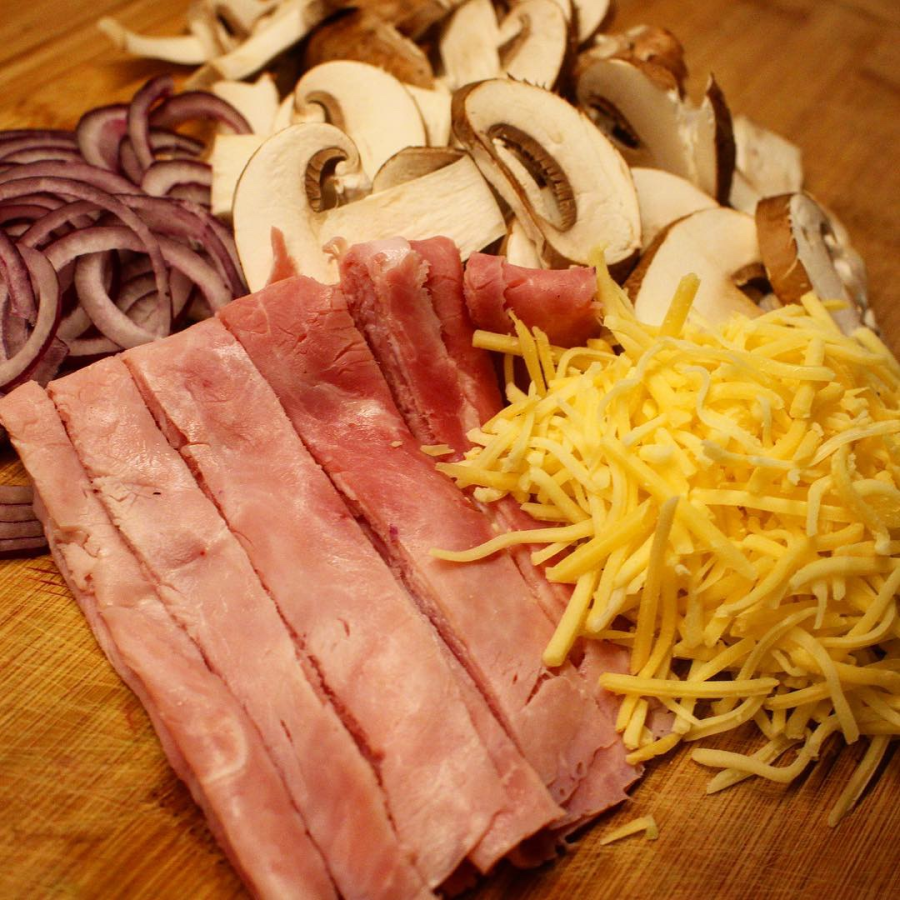 Thunfisch-Pizza mit Champignons und Kochschinken
