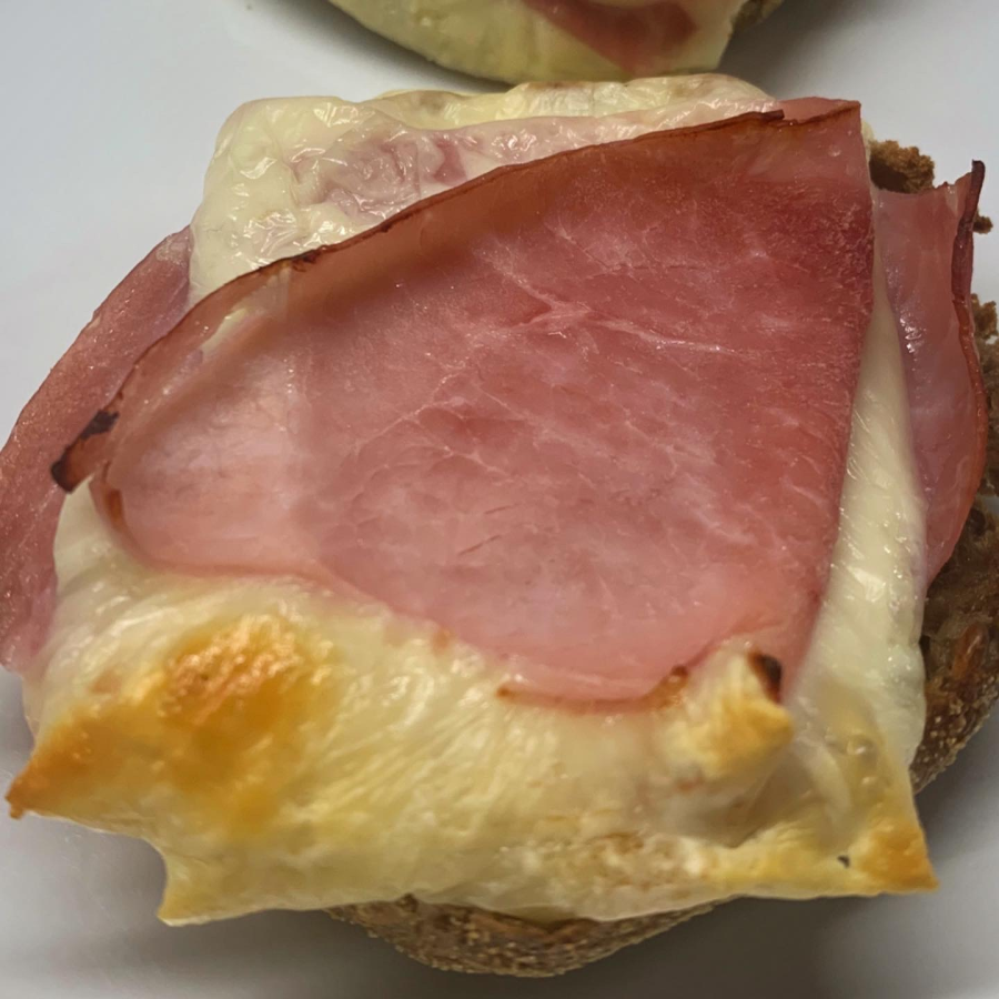 Toasties mit Schinken, Kaese und weich gekochtem Ei